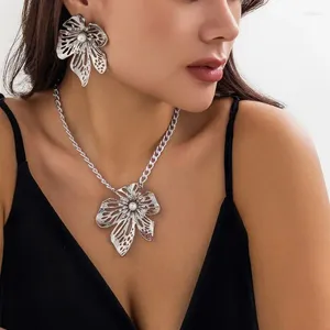 Colares pingente jóias exagerar retro flor colar para mulher nicho textura de metal oco para fora belos modelos de moda romance