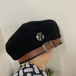 مصممة نساء Berets British Retro Black Crosses Logo Beret Fashion All-Matching Painter Hat