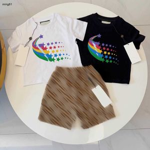 Marka Bebek T-Shirts Takım Yaz Kids Trailsits Boyut 100-150 Gökkuşağı Deseni Kısa Kollu ve Izgara Mektup Basılı Şort Jan20
