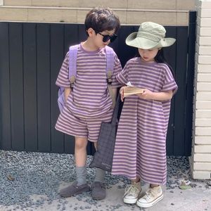 Set di abbigliamento 5989C Abbigliamento per bambini 2024 Abito estivo a righe da ragazzo T-shirt Pantaloncini o abito viola da ragazza Fratello e sorella