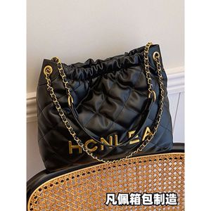 Xiaoxiangfeng Lingge -kedja för kvinnors nya vinteravfall pendlare Crossbody Mini Tote Bag 2024 78% rabatt på butik grossist