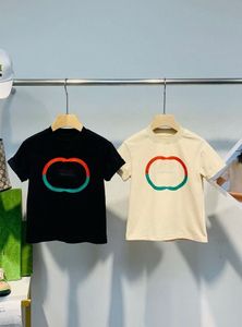 2024 Çocuk Yaz T-Shirts Tasarımcı Tees Erkek Kız Kızlar Moda Mektupları Mozaik Baskı Üstleri Çocuklar Günlük Modaya Modeli Tshirts Daha Fazla Renk Lüks Tops 3a Kalite Yeni