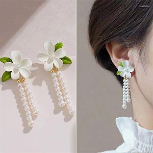 Orecchini a lobo asimmetrico fiore Gardenia perla nappa per le donne 2024 eleganti foglie orecchino gioielli di moda all'ingrosso