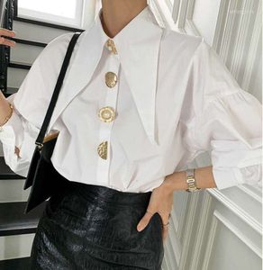 Kvinnor Bluses Designer Metal Buttons Spring Women Lantern Sleeve White Shirts Tops stänger av kragen Korean Elegant Office 55