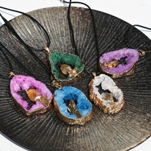 Hänghalsband Yeevaa 1pc naturlig kristallgrotta agat ihålig kvarts stenskiva halsband hippie witch smycken gåvor för kvinnor