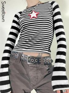T-shirt da donna Sweetown Contrast Stripe Y2K Top Tee Femme Star Patch Cute Kawaii Vestiti 2024 Autunno Moda Slim Manica lunga Grunge