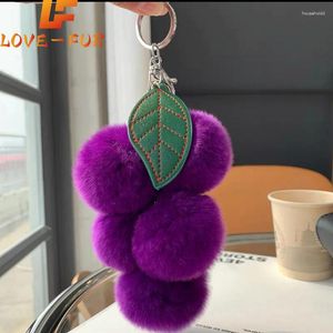 Keychains 2024 Pompom Grape Keychain Söt fluffig Plush Women Girl Bags Keyrings Cars Key Ring Gift Charming Decoration