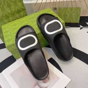 10A Top 2024 Yeni Stil İzleyicileri Sandal Kaydırıcılar Makarna Kalın Alt Alt Slip Slip Yumuşak Alt Moda Terlik Kadınlar NO354 ile Plaj Flip-Flops giyiyor