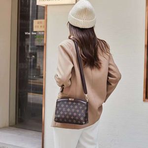 Guangzhou Hengli Neue trendige Damenhandtasche mittleren Alters Koreanische Single-Shoulder-Crossbody-Shell-Tasche 2024 78 % Rabatt im Großhandel