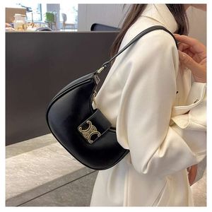 同じ女性の新しいAVA Trimphal Arch Crescent UnderArm Crossbody Bag 2024 78％OFF STORE WHOLESALE