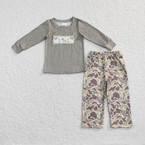 衣料品セット卸売ベイビーボーイ刺繍コットンプルオーバーTシャツチルドキャモパンツハンティングセットパジャマス幼児幼児ダックストナカイ