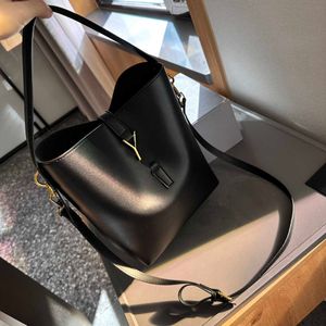 Luxurys Handväskor av högsta kvalitet LE 37 Designväska glänsande läder hinkväska kvinnor mode kors kropp axel väskor på handväskor kopplingspåsar totes 240115