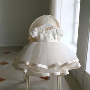 Stilvolle weiße Blumenmädchenkleider für die Hochzeit, kurze Ärmel, Satin-Geburtstagsparty-Kleider für kleine Kinder, Schleifen am Rücken, gestufter Tüll, Perlen verzieren Brautkleider NF096