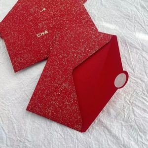 デザイナーレッドグリーティングカードペーパーバッグゴールドレターロゴ新年赤い封筒ギフト結婚式の招待状シェルli shiバッグ