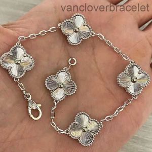 Van Jewelry Clover Bileklik Cleef Four Leaf Clover 2024 Lüks Tasarımcı Cazibe Bilezik İnci 4 Parça 18K Altın Kolye Küpe Düğün Lazer Markası 111Q5io9zla4r