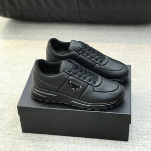 2024 Designer Men's Americas Cup Runner Sportskor präglade triangel sneakers man patent läder tekniskt tyg flexibel gummi sula svarta tränare vandringssko