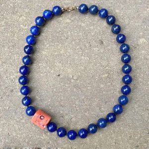 Kokeruttalande tamisa hand knuten natursten lapis lazuli runda ädelsten pärlor tillbehör halsband rondelle röda korall accent smycken