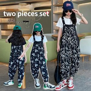 Kläderuppsättningar Koreanska barn 2024 Girls Tshirts Heart Print Suspender Pants Two Pieces Passar Junior Top Buttom Set Overalls