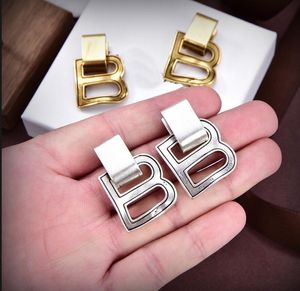Ny design B-bokstäver kvinnor män timglasörhängen i guld aluminium och mässing designer smycken hiphop rock punk stil