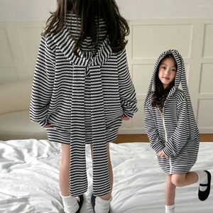 Giacche Abbigliamento per bambini Cappotto per bambini 2024 Cardigan lungo con cappuccio a righe per ragazze semplici alla moda alla moda in stile coreano primaverile