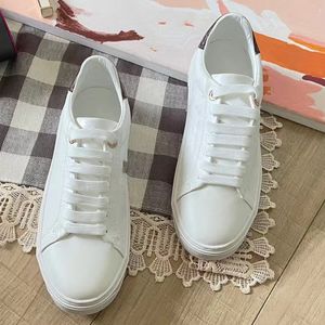 Sneakers bianche di lusso Scarpe da ginnastica Scarpe eleganti casual Mocassini firmati Sneakers in pelle goffrata Runner Classic Basic Mocassini stringati Scarpe da ginnastica da donna Scarpe sportive