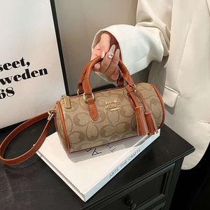 Modaya uygun silindirik çanta kadınları, işe gidip gelme için basit ve gündelik baskılı omuz, çok yönlü crossbody çantası 2024% 78 OFF Mağaza Toptan