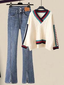 여자 2 피스 팬츠 2024 가을과 겨울 유행의 서양식 슬림 한 청바지와 여성을위한 따뜻한 스웨터를 덮고 있습니다.