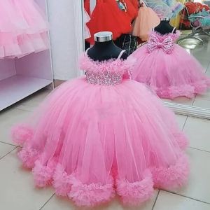 Vestidos de menina de flor rosa africano para casamento cintas de espaguete pérolas vestidos de festa de aniversário para crianças pequenas arcos nas costas em camadas tule vestidos de noiva NF094