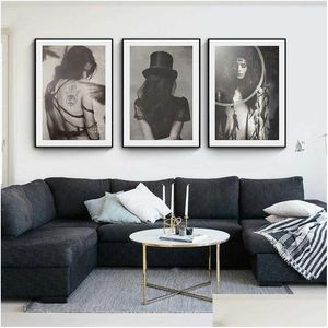 絵画ブラックホワイトタトゥーファッションガールウォールアートキャンバスペインティングビンテージポスターとリビングルームの写真の写真