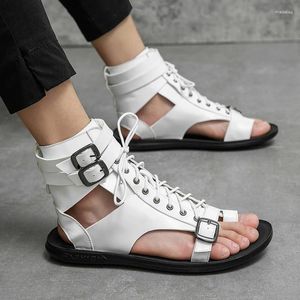 Sandali 2024 marchio di design di lusso romano per uomo estate piatto casual da spiaggia scarpe maschili stivali sandali in pelle PU