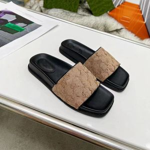 Designer Sandals Italy Slippers Paris Nya gummibilder Sandaler Floral Brocade Kvinnor Män Slipper Flat Bottoms Flip Flops Womens Fashion Randed Beach 35-44 1.25 02