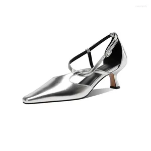 Buty sukienki 2024 srebrne 5 cm sandały na obcasie spiczaste moda złota skóra seksowna pusta impreza 33-43 Krótkie pompki na obcasie