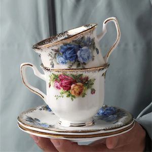 Bone China Coffee Cup Saucer Set British Retro Rose Printing Gift Handmålad guld keramisk mugg hemkök dryckware 240130