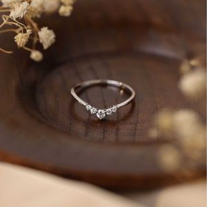 Anéis de banda venda quente s925 prata esterlina elegante coroa anel de diamante versátil estilo floresta anel de zircão feminino wfko
