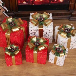 クリスマスの装飾が導かれたライトギフトボックス窓ディスプレイの屋内暖炉の木シーン装飾的なクリスマスDEC