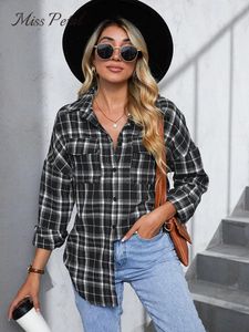 Kvinnors blusar Miss Petal Black Plaid Lång ärmblus för kvinna Casual fickor Button Up Shirts Top 2024 Spring Autumn Streetwear