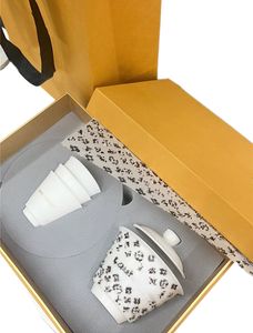 Set da tè da viaggio portatile di design con logo classico bianco con lettera Set da tè in ceramica da campeggio all'aperto con tre tazze pigre Strumenti per la preparazione del tè Set di confezioni regalo aziendali