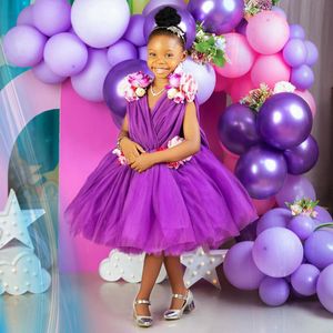 膝の長さの短い紫色の花の女の子のドレスウェディングvネックの階層チュールカラフルな花飾る小さな子供のための誕生日パーティードレススパークリングガウンnf084