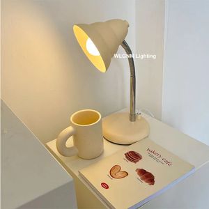 Criativo led lâmpada de mesa para o quarto estilo coreano ins candeeiro de mesa decoração moderno e minimalista ferro dobrável leitura luzes 240131