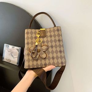 Kadınlar için yüksek kalite yeni baskılı kova fransız niş kadın çantası bir omuz çanta 2024% 78 kapalı mağaza toptan satış