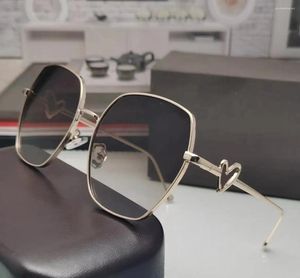 Güneş Gözlüğü Square Ladies Güneş Gözlükleri Gölgeler Tasarımcı Avrupa ve Amerikan Moda Metal Çerçeve Kalp Tasarım Lens Monogram Çok Renk