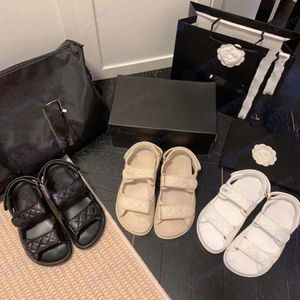 Designer högkvalitativ sandal kvinnors platt tofflor kvinnor glider kristall kalv läder casual skor quiltade plattform chanele skor sommarstrand