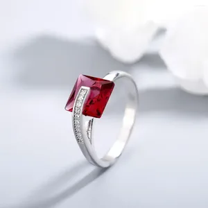Pierścienie klastrowe szlachetne czyste 925 Srebrny pierścień damski inkrustowany z rzędem cyrkonu i kwadratowym dynamicznym seksownym stylem na przyjęcie obiadowe