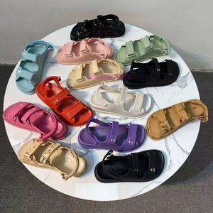 Slides Designer Sandal Chaneles Sapatos Sapatos Candy de verão com sandálias romanas Sapatos de praia casuais para mulheres