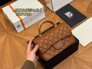 Nuova mini borsa con manico.Molto versatile e alla moda