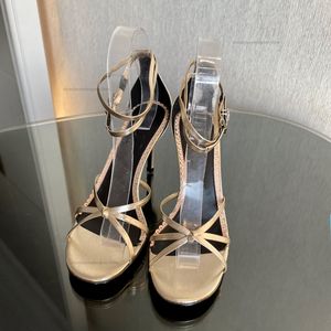 Mit Strass verzierte Party-Sandale aus Leder mit offenen runden Zehen, Stiletto-Absätze, Pump-Schnallenriemen, Abendschuhe. Luxuriöse Designer-Fabrikschuhe für Damen mit Box