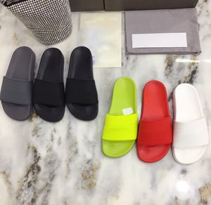 Designer för kvinnors sandaler 2024 Mens Pool Slides Paris Triple Black White Red BigB Fashion Flats Gummi Sliders Sandale Summer Beach Shoes Sli 58