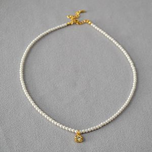 French elegant niche design imitation Shijia Pearl, simple, delicate and irregular, vermiculite flower pendant short litter chain