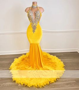 Glitter giallo Veet abiti da ballo per ragazze nere 2024 sexy halter di cristallo che borda strass piume abiti da festa di compleanno