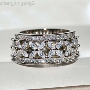 デザイナーTiffanyco Jewelry T Family 925 Sterling Silver Luxury Set High Carbon Diamond Ringと男性と女性のための中空彫刻の花のリング